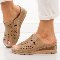 Klapki Ap damskie na koturnie Vinceza 85214. Brązowe klapki damskie VINCEZA, na lato, bez wzorów, z jeansu, casualowe, bez obcasa, na koturnie, bez zapięcia. Za 139.00 zł.