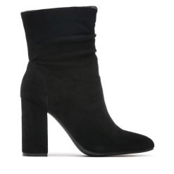 Botki DeeZee. Czarne botki damskie DeeZee, bez wzorów, bez obcasa, na słupku, bez zapięcia. Za 119.99 zł.