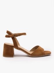 Jasnobrązowe sandały na stabilnym obcasie. Brązowe sandały damskie Ryłko, bez wzorów, ze skóry, z okrągłym noskiem, bez obcasa, na słupku, bez zapięcia. Za 399.99 zł.