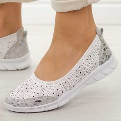 Białe ażurowe skórzane baleriny damskie S.Barski 5973. Białe balerinki damskie S.BARSKI, na jesień, w ażurowe wzory, z jeansu, eleganckie, bez obcasa, na płaskiej podeszwie, bez zapięcia. Za 179.00 zł.