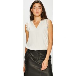 Vero Moda - Top Joan. Czarne topy damskie Vero Moda, s, bez wzorów, z koronki, casualowe, bez kołnierzyka, bez ramiączek. W wyprzedaży za 59.90 zł.