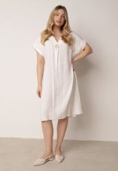 Biała Pudełkowa Sukienka z Lnem i Wiskozą Zdobiona Metalicznym Guzikiem Phisoth. Białe sukienki damskie Born2be, do pracy, na lato, plus size, z aplikacjami, z bawełny, biznesowe, bez kołnierzyka, plus size, bez ramiączek, midi. Za 89.99 zł.