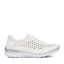 Półbuty Rieker. Białe półbuty damskie Rieker, bez wzorów, bez obcasa, na płaskiej podeszwie, bez zapięcia. Za 349.99 zł.