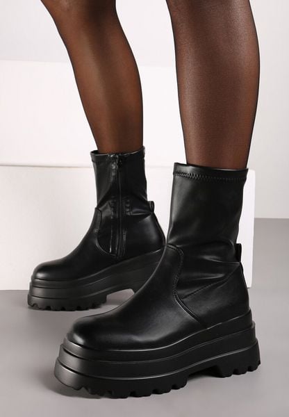 Czarne Botki na Wysokiej Platformie z Dopasowaną Cholewką Belissara. Czarne botki damskie Born2be, bez wzorów, z jeansu, biznesowe, bez obcasa, na platformie, bez zapięcia. Za 149.99 zł.