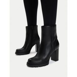 Botki JENNY. Czarne botki damskie Jenny, bez wzorów, bez obcasa, na słupku, bez zapięcia. Za 169.99 zł.