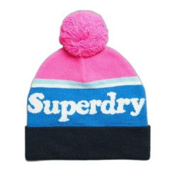 Czapka z logo dla kobiet Superdry Essential. Białe czapki damskie Superdry, bez wzorów, eleganckie. W wyprzedaży za 99.30 zł.