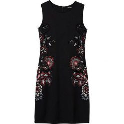 Desigual Sukienka damska Vest Denis Negro 19WWVK53 2000 (rozmiar XS). Spódnice damskie Desigual, do pracy, xs, bez wzorów, biznesowe, bez kołnierzyka, bez ramiączek. Za 370.00 zł.