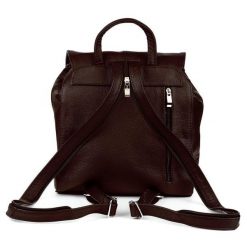 Brązowy plecak skórzany damski POLSKI B5 z klapą S41. Brązowe plecaki damskie bez wzorów. Za 214.40 zł.