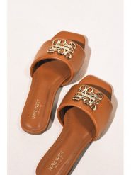 Nine West Klapki SMRL393663-02 Beżowy. Brązowe klapki damskie Nine West, bez wzorów, z materiału, bez obcasa, bez zapięcia. Za 118.99 zł.