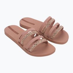 Klapki damskie Ipanema Chic Slide. Brązowe klapki damskie Ipanema, bez wzorów, bez obcasa, bez zapięcia. Za 79.99 zł.