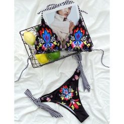 Bikini z kwiatowym wzorem i regulowanymi paskami na plażę Breanna. Bikini Intica, bez wzorów. Za 139.00 zł.
