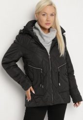 Czarna Pikowana Kurtka z Kapturem i Ozdobnymi Suwakami Carnaye. Czarne kurtki sportowe damskie Born2be, plus size, bez wzorów, z jeansu, bez ramiączek, z kapturem, trekkingowe. Za 169.99 zł.