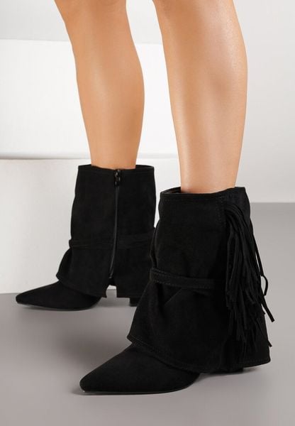 Czarne Botki w Stylu Boho z Wywiniętą Cholewką i Frędzlami Harile. Czarne botki damskie Born2be, bez wzorów, z jeansu, boho, bez obcasa, na obcasie, bez zapięcia. Za 159.99 zł.