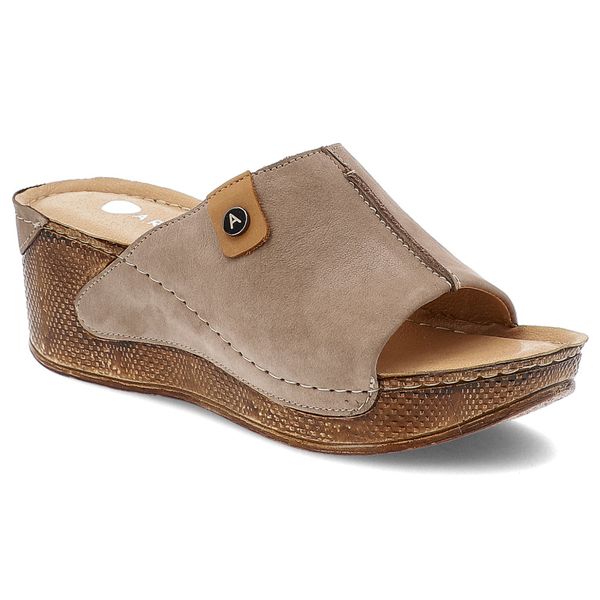 Beżowe Klapki Armodo Modne Obuwie Damskie Na Koturnie. Brązowe klapki damskie Armodo, na lato, bez wzorów, ze skóry, eleganckie, bez obcasa, na koturnie, bez zapięcia. Za 189.00 zł.