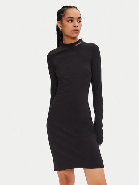 Calvin Klein Jeans Sukienka codzienna J20J225395 Czarny Slim Fit. Czarne sukienki damskie Calvin Klein Jeans, na co dzień, m, bez wzorów, z jeansu, bez kołnierzyka, bez ramiączek, proste. Za 209.99 zł.