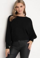 Czarny Sweter z Wiskozą Typu Nietoperz Sallindria. Czarne swetry nierozpinane damskie Born2be, m, bez wzorów, z jeansu, eleganckie, bez kołnierzyka, bez ramiączek. Za 64.99 zł.