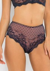 Figi maxi z delikatną koronką. Niebieskie majtki damskie bonprix, z koronki. Za 39.99 zł.