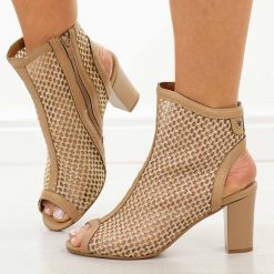 Beżowe sandały damskie na słupku M.Daszyński Sa283-2. Brązowe sandały damskie M.Daszyński, bez wzorów, z jeansu, bez obcasa, na słupku, bez zapięcia. Za 239.00 zł.