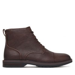 Trzewiki Clarks. Brązowe botki męskie Clarks, bez wzorów, bez obcasa, bez zapięcia. Za 569.99 zł.