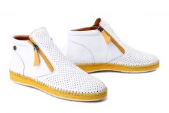 MANITU 990763-03 weiss, botki damskie. Białe botki damskie Manitu, na lato, bez wzorów, ze skóry, bez obcasa, bez zapięcia. Za 271.92 zł.