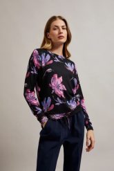 Sweter w kwiaty z długimi rękawami fioletowy. Fioletowe swetry nierozpinane damskie MOODO, m, bez wzorów, z elastanu, bez kołnierzyka, bez ramiączek. W wyprzedaży za 34.99 zł.