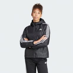 Kurtka Essentials 3-Stripes Insulated Hooded. Czarne kurtki sportowe damskie Adidas, xs, bez wzorów, z materiału, bez ramiączek, bez kaptura. W wyprzedaży za 343.20 zł.