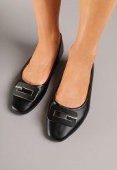 Czarne Balerinki z Geometryczną Ozdobą Vialle. Czarne balerinki damskie Born2be, z aplikacjami, eleganckie, bez obcasa, bez zapięcia. Za 59.99 zł.