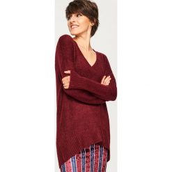 Sweter z dekoltem w serek - Bordowy. Czerwone swetry męskie Reserved, l, bez wzorów, bez kołnierzyka, bez ramiączek. Za 99.99 zł.