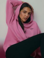 4F Bluza dresowa loose z kapturem damska - różowa XS. Czerwone bluzy damskie 4F, xs, bez wzorów, z bawełny, klasyczne, bez ramiączek, z kapturem. Za 189.99 zł.