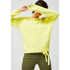 Sweter z wiązaniem. Żółte swetry nierozpinane damskie MOODO, l, bez wzorów, bez kołnierzyka, bez ramiączek. Za 29.99 zł.