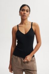 TOP CAMI CZARNY L - Flawless. Czarne topy damskie Flawless, l, bez wzorów, z bawełny, klasyczne, bez kołnierzyka, bez ramiączek. Za 179.00 zł.