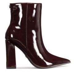 Botki Nine West. Czerwone botki damskie Nine West, bez wzorów, bez obcasa, na słupku, bez zapięcia. Za 279.99 zł.