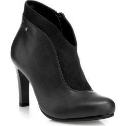 Buty damskie. Czarne botki damskie Wittchen, bez wzorów, z nubiku, bez obcasa, bez zapięcia. W wyprzedaży za 299.90 zł.