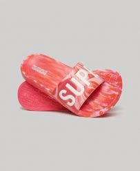 Superdry Marble Pool Sliders - klapki basenowe w marmurkowy wzór – HYPER FIRE. Czerwone klapki damskie Superdry, bez wzorów, bez zapięcia. Za 127.10 zł.
