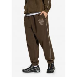 Spodnie dresowe męskie Prosto Athletic. Brązowe spodnie sportowe męskie Prosto., m, bez wzorów, z dresówki. W wyprzedaży za 205.99 zł.