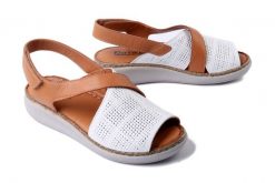 ARTIKER RELAKS 56C2514 biały, sandały damskie. Białe sandały damskie Artiker Relaks, bez wzorów, bez obcasa, na koturnie, bez zapięcia. Za 167.93 zł.