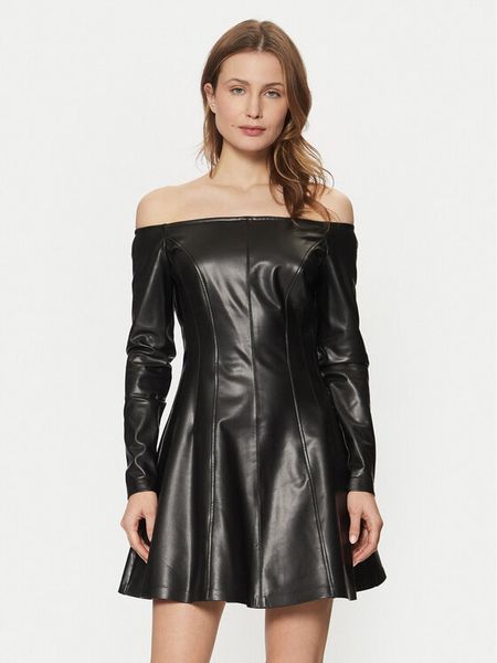 Guess Sukienka z imitacji skóry W5RK43 K8S30 Czarny Regular Fit. Czarne sukienki damskie Guess, s, z aplikacjami, ze skóry, bez kołnierzyka, bez ramiączek. Za 429.99 zł.
