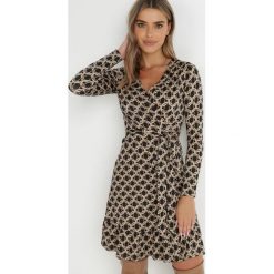 Ciemnobeżowa Sukienka Kopertowa Nifi. Brązowe sukienki damskie Born2be, na co dzień, l, z aplikacjami, z materiału, eleganckie, bez kołnierzyka, bez ramiączek, midi, kopertowe. Za 169.99 zł.