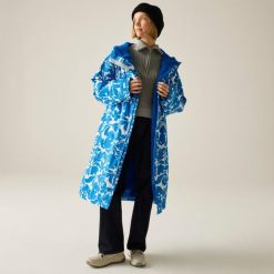 Wodoodporny szlafrok do przewijania dla dorosłych unisex. Niebieskie szlafroki damskie Regatta, bez wzorów, bez ramiączek, bez kaptura. W wyprzedaży za 329.99 zł.