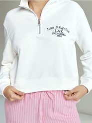 Bluza polo z haftowanym napisem - kremowy. Białe bluzy damskie Sinsay, l, bez wzorów, bez ramiączek, bez kaptura. W wyprzedaży za 19.99 zł.
