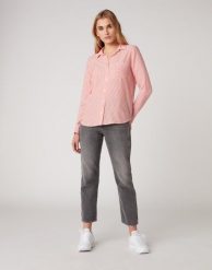 WRANGLER 1PKT STRIPE SHIRT DAMSKA KOSZULA BITTERSWEET RED W5R4TIXBO 112130312. Czerwone koszule damskie Wrangler, s, bez wzorów, bez kołnierzyka, bez ramiączek. Za 129.99 zł.