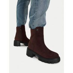 Botki Nine West. Brązowe botki damskie Nine West, bez wzorów, bez obcasa, na słupku, bez zapięcia. Za 279.99 zł.