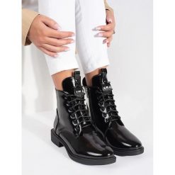Sznurowane botki damskie czarne z lakierowanej skóry ekologicznej. Czarne botki damskie bez wzorów, ze skóry ekologicznej, eleganckie, bez obcasa, bez zapięcia. Za 245.97 zł.