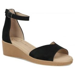 Skórzane sandały damskie na koturnie czarne Filippo DS7635. Czarne sandały damskie Filippo, bez wzorów, ze skóry, bez obcasa, na koturnie, bez zapięcia. Za 179.99 zł.