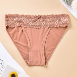 Figi koronkowe z elastycznego materiału Santoshi. Brązowe majtki damskie Intica, z koronki. W wyprzedaży za 69.00 zł.