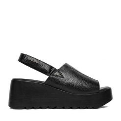 Sandały G-Star Raw. Czarne sandały damskie G-Star Raw, bez wzorów, bez obcasa, na koturnie, bez zapięcia. Za 259.99 zł.