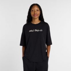 Koszulka damska New Balance WT61M1JBBK – czarna. Czarne bluzki damskie New Balance, m, bez wzorów, z bawełny, sportowe, bez kołnierzyka, bez ramiączek. Za 149.99 zł.