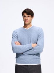 Wełniany sweter z domieszką wełny jaka - niebieski. Niebieskie swetry męskie Reserved, l, bez wzorów, z wełny, bez kołnierzyka, bez ramiączek. Za 249.99 zł.