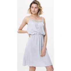 Szara Sukienka Startin Somethin. Szare sukienki damskie Born2be, na lato, l, w ażurowe wzory, bez kołnierzyka, bez ramiączek, mini. Za 29.99 zł.