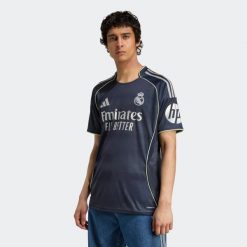 Koszulka piłkarska ADIDAS Real Madryt 25/26 wyjazdowa. Bluzki damskie Adidas, xl, bez wzorów, sportowe, bez kołnierzyka, bez ramiączek. Za 459.99 zł.